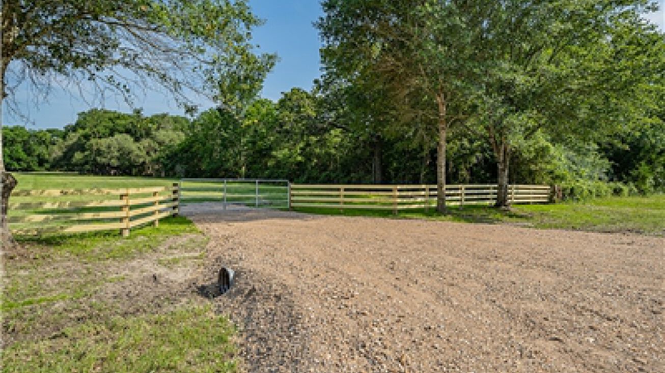 Carmine Cemetery Rd, Carmine, TX 78932