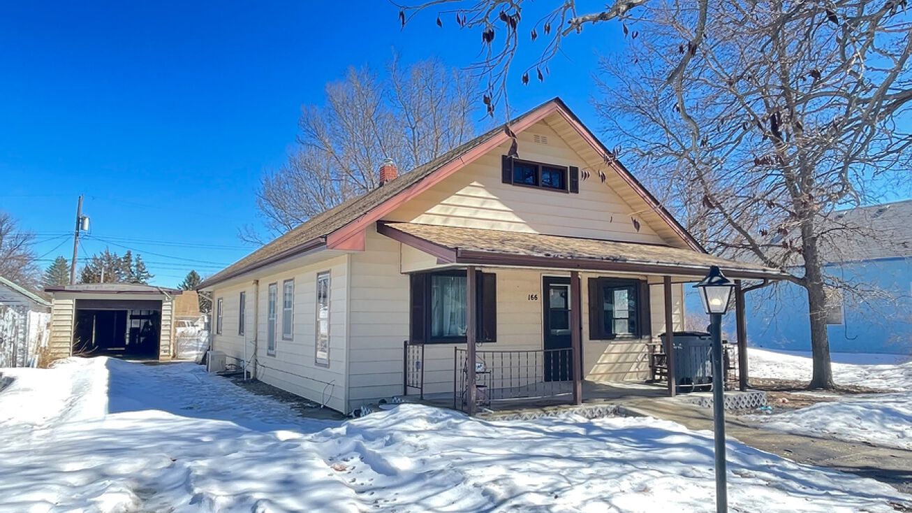 166 N Ash St, Ainsworth, NE 69210