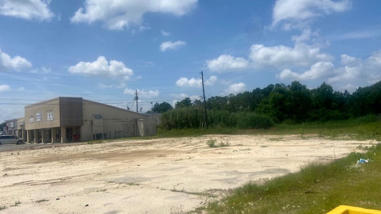 102 W Oak St, McRaeHelena, GA 31055