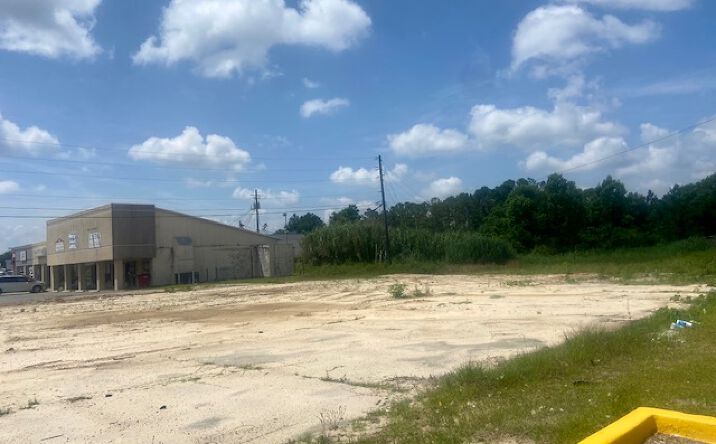 Pictures of Land property located at 102 W Oak St, McRae-Helena, GA 31055 for sales - image #1