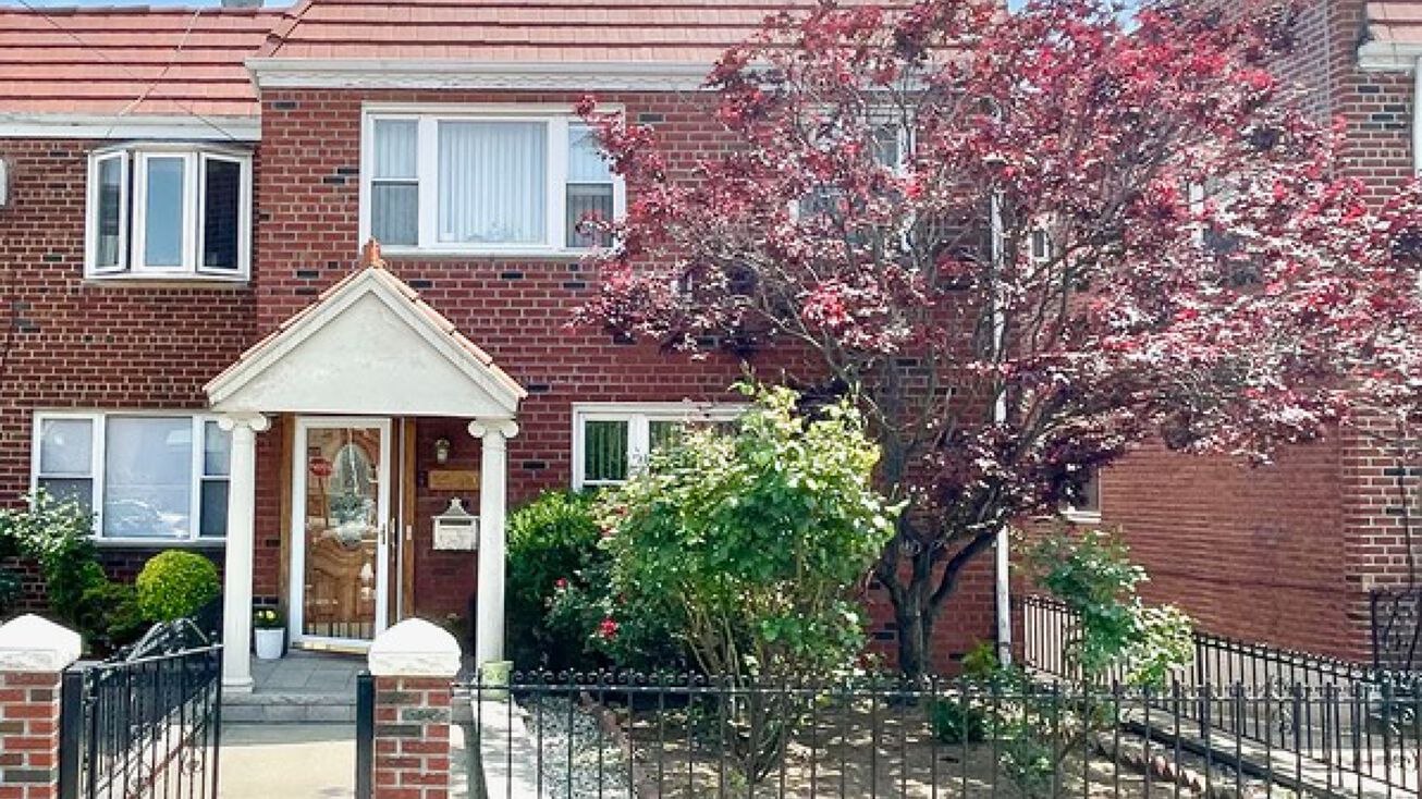 2209 48th St, Queens, NY 11105