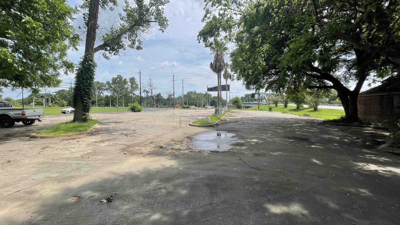 S Polk St, Wharton, TX 77488