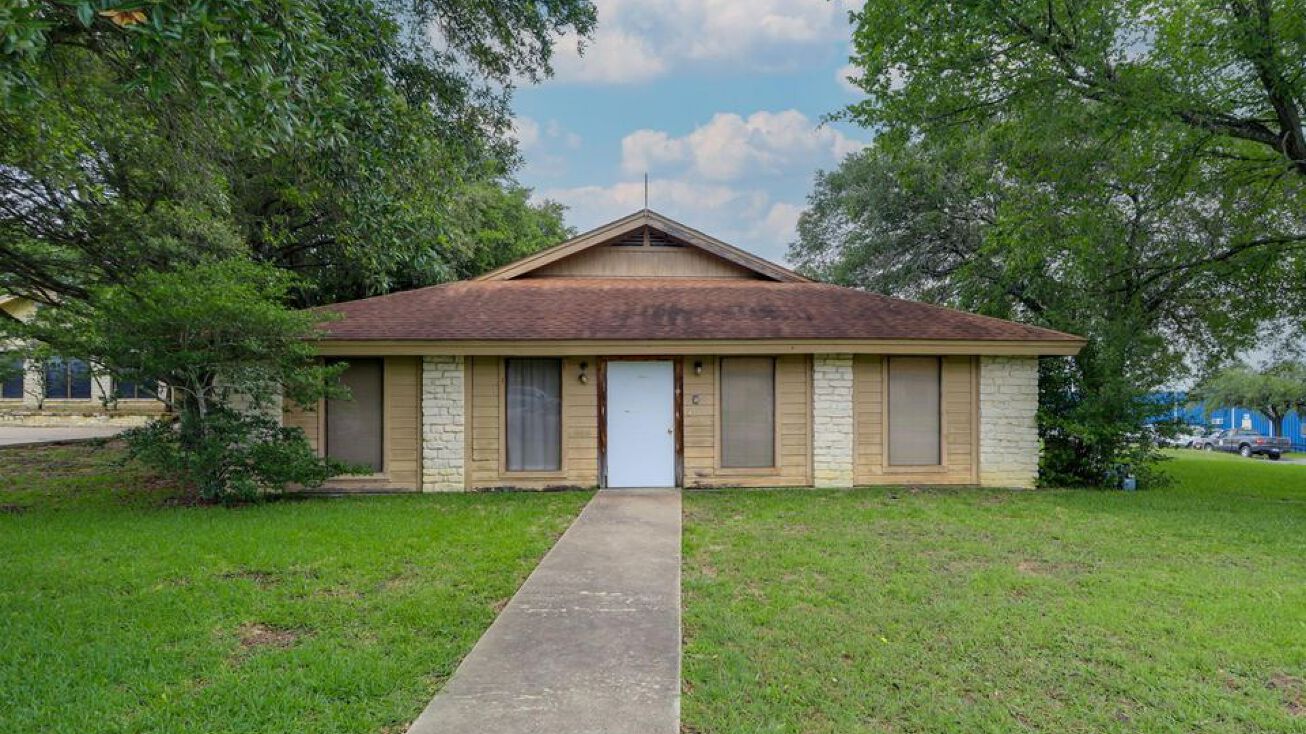 115 College St, Schulenburg, TX 78956