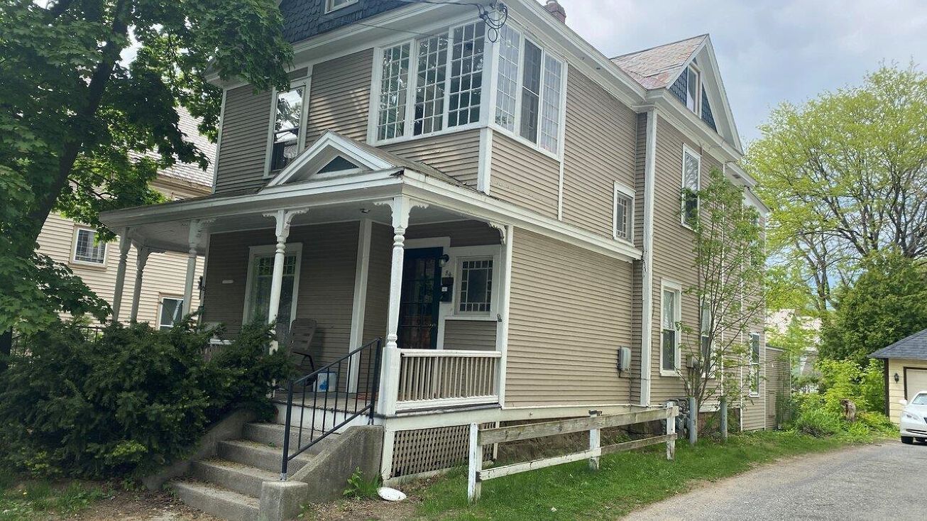 8284 Loomis St, Burlington, VT 05401