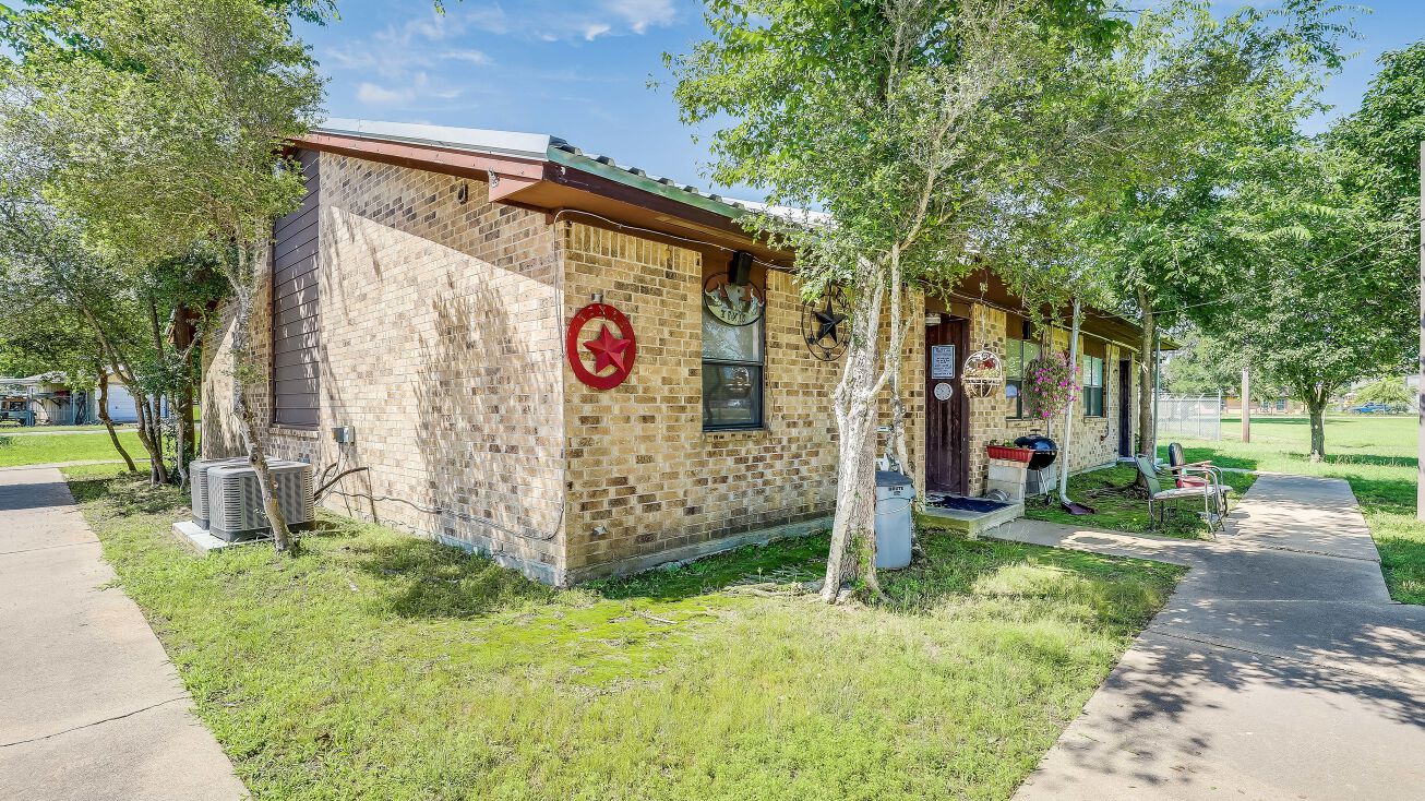 8137 FM141, Dime Box, TX 77853