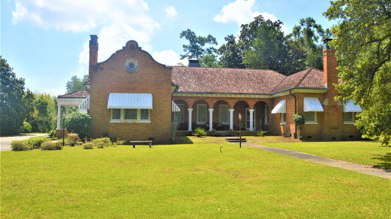 Pictures of Retail, Multifamily property located at 1002 W Pine St, Hattiesburg, MS 39401 for sales - image #1