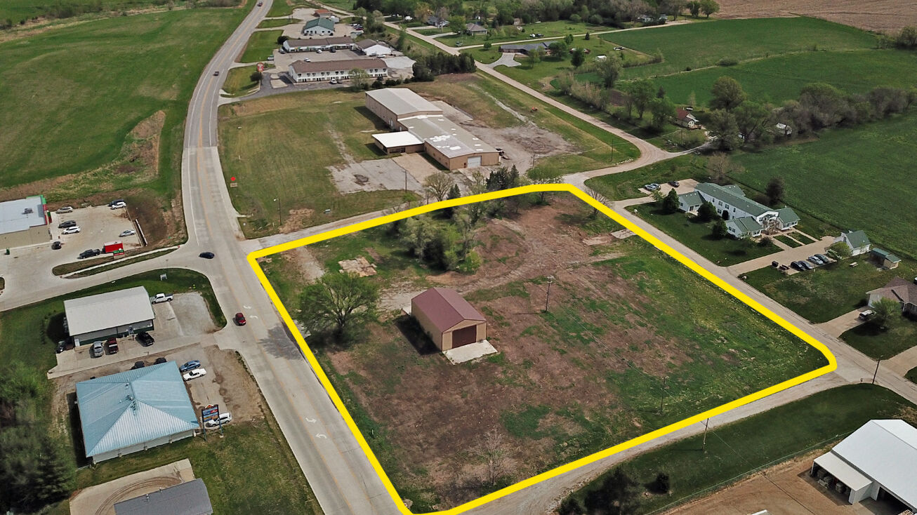 261 N 13th St, Tecumseh, NE 68450