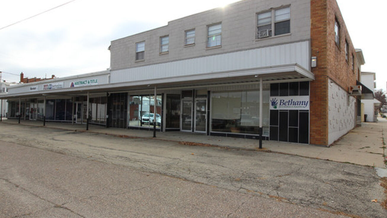 115 S 2nd St, Maquoketa, IA 52060