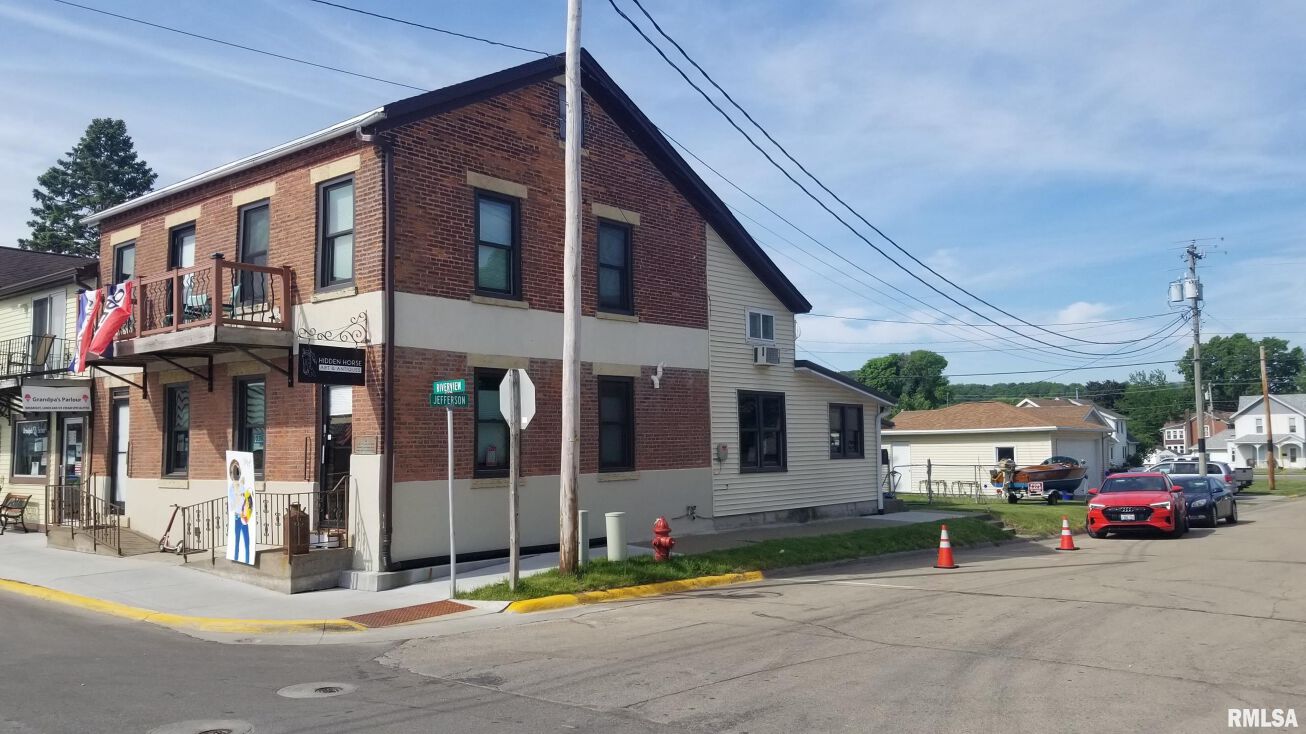 300 S RIVERVIEW Street, Bellevue, IA 52031