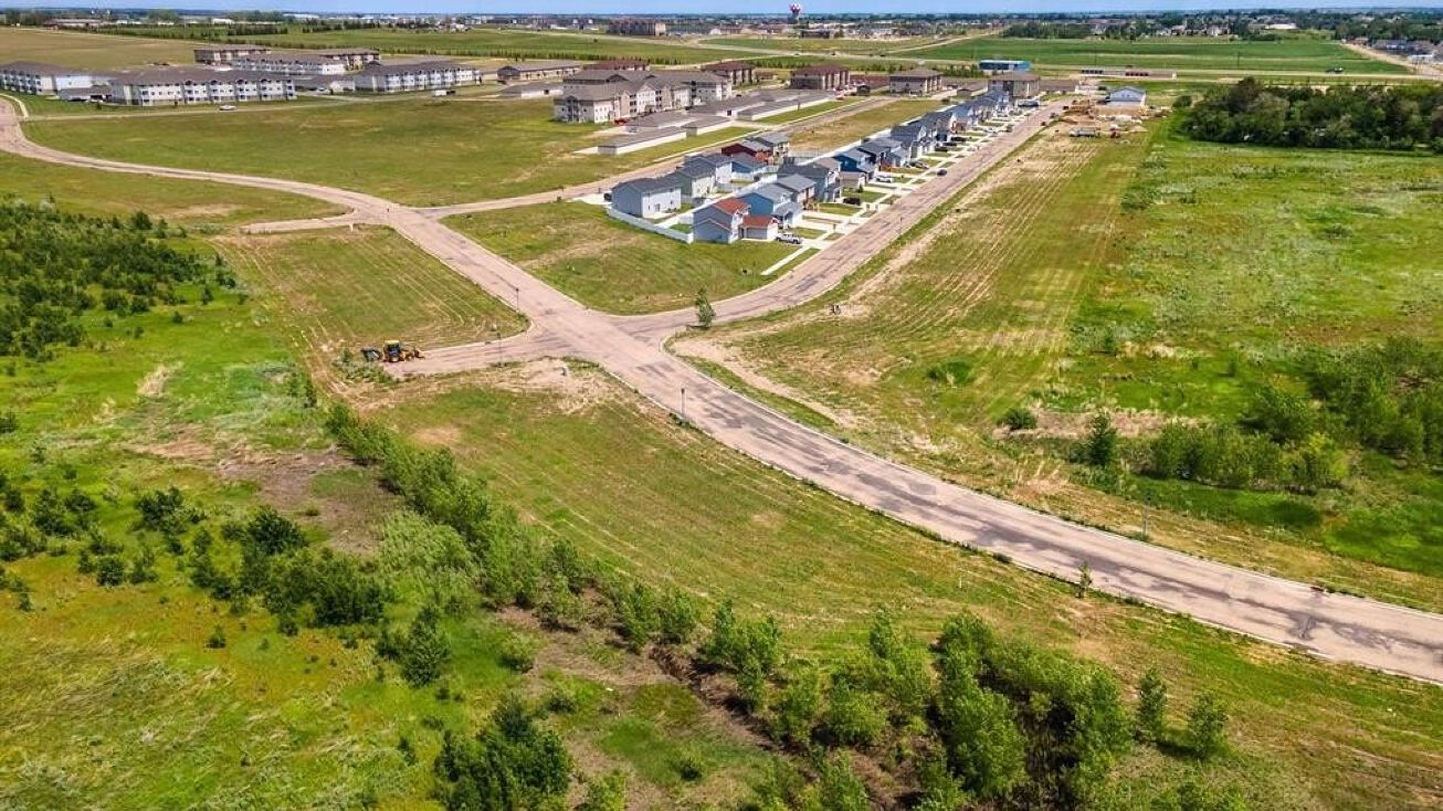 2008 and 2010 35th St, Minot, ND 58703