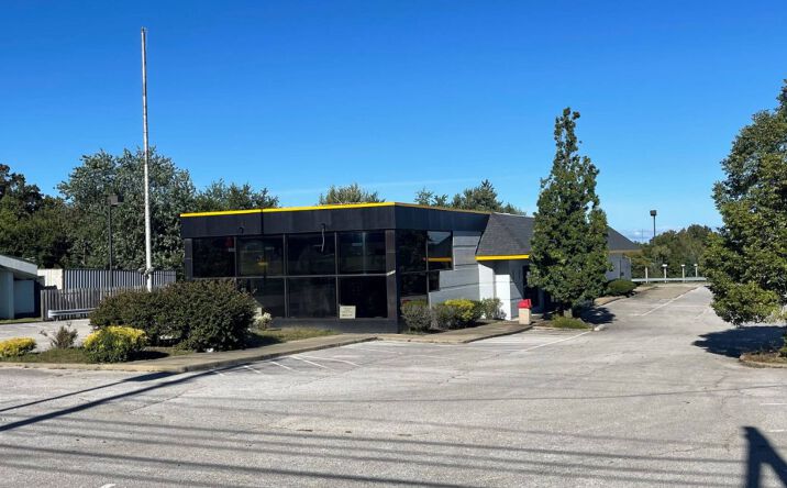 Pictures of Retail property located at 28711 Euclid Ave, Wickliffe, OH 44092 for comps - image #1
