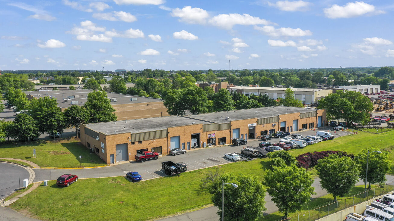 4399 Henninger Ct, Chantilly, VA 20151