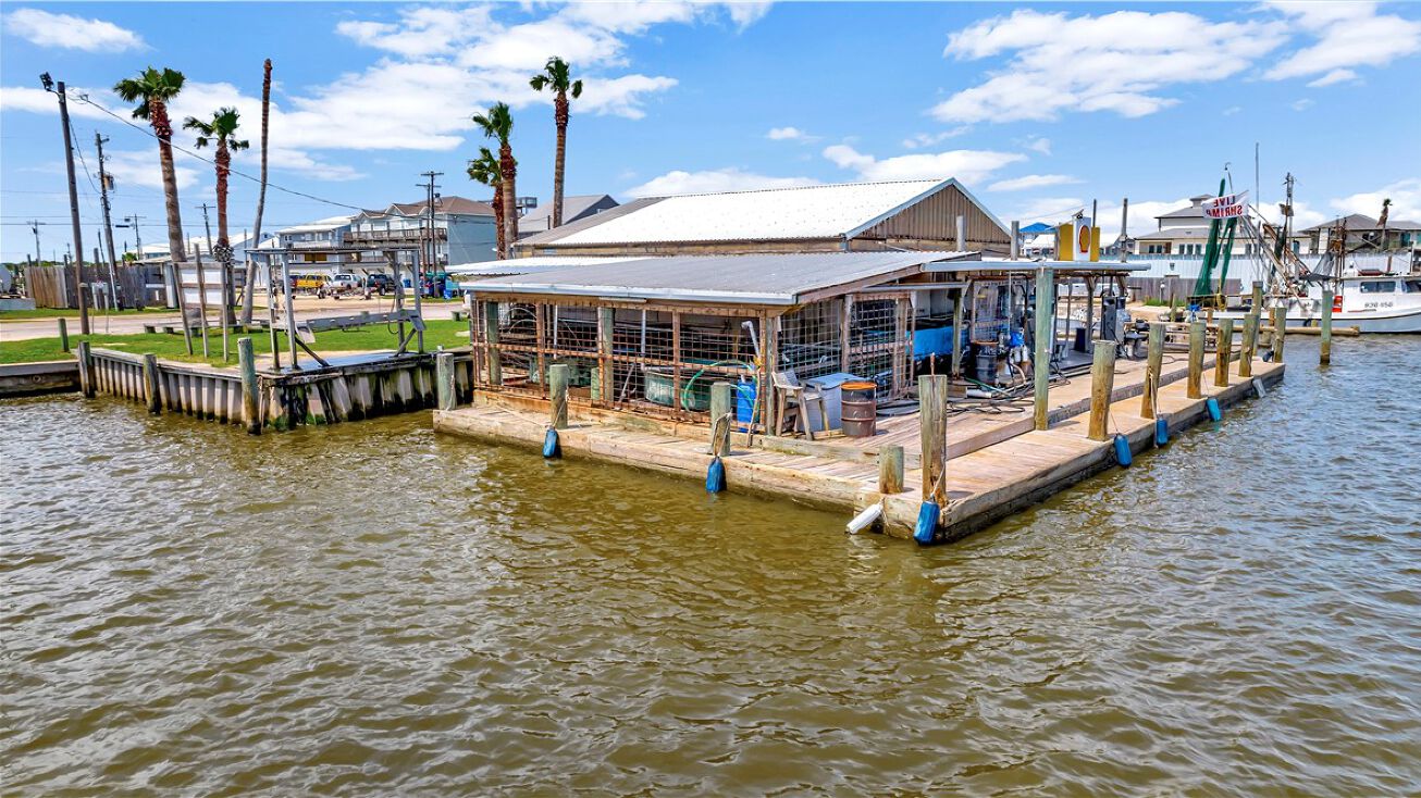 1303 Water St, Port O'Connor, TX 77982