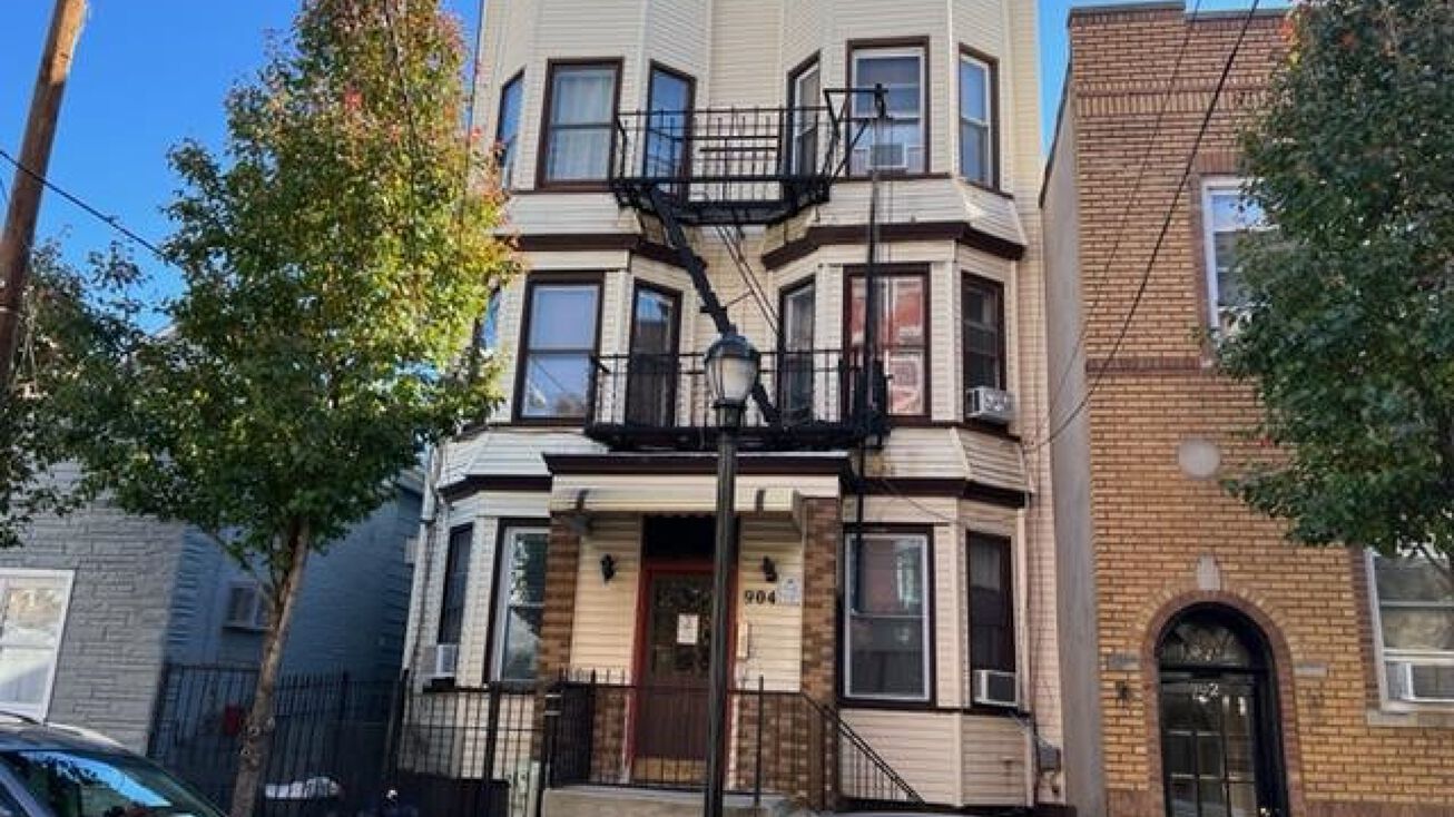 904 Bergenline Ave, Union City, NJ 07087