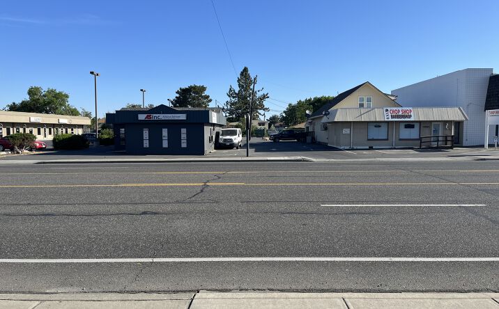 Pictures of Retail property located at 4008 & 4012 WClearwater Avenue, Kennewick, WA 99336 for sales - image #1
