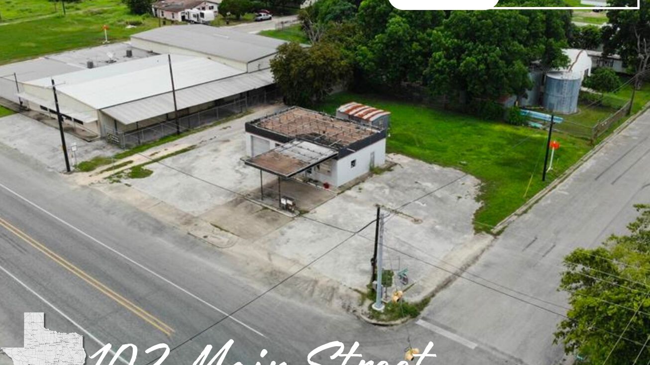 102 Main St, Tivoli, TX 77990