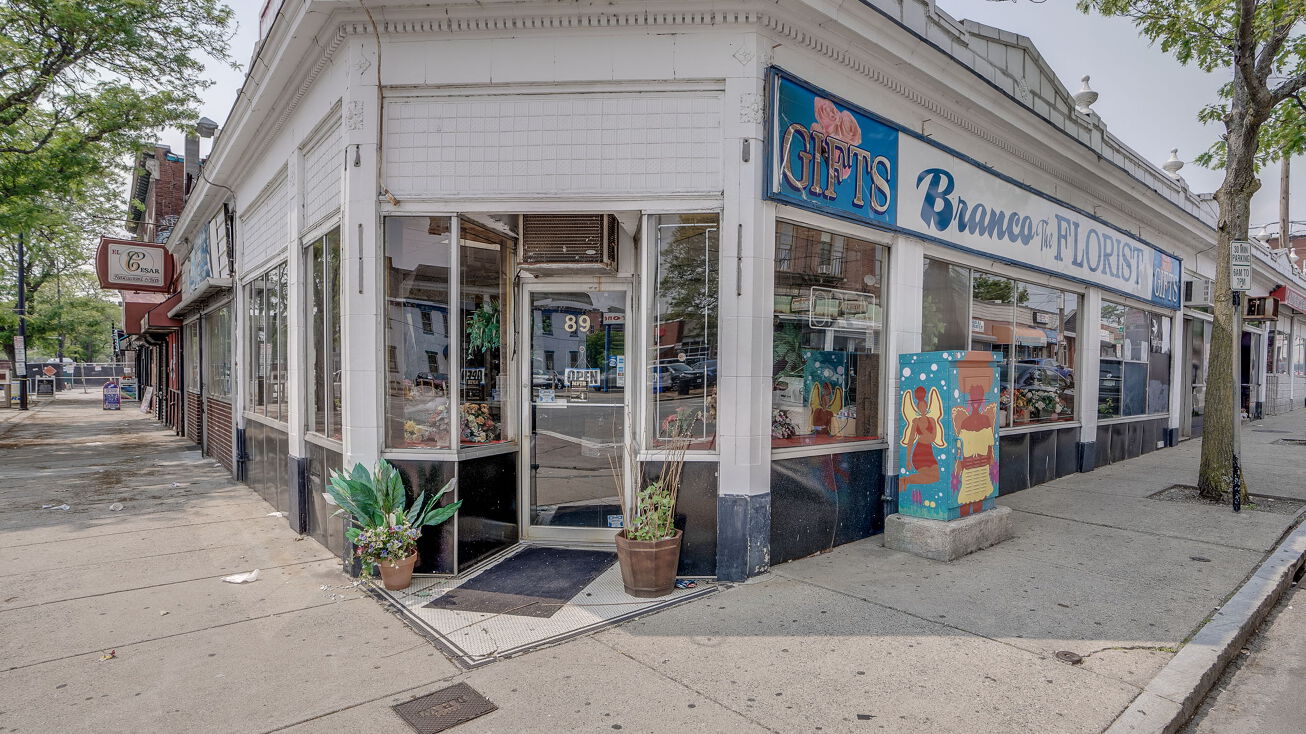 8995 Essex St, Lawrence, MA 01840