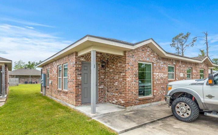 Pictures of Multifamily property located at 2725 Smith Ferry Rd, Westlake, LA 70669 for sales - image #1