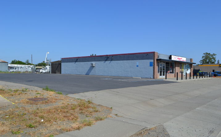Pictures of Retail property located at 645 N 1st St, Dixon, CA 95620 for comps - image #1