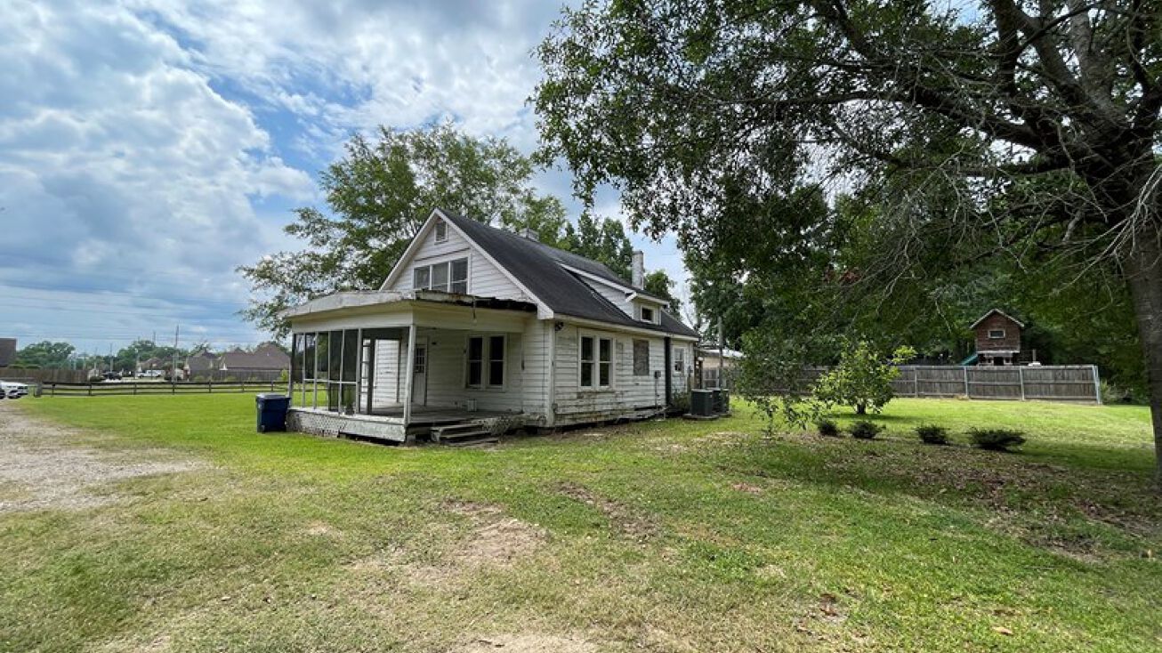 275 Thomas Rd, Lumberton, TX 77657