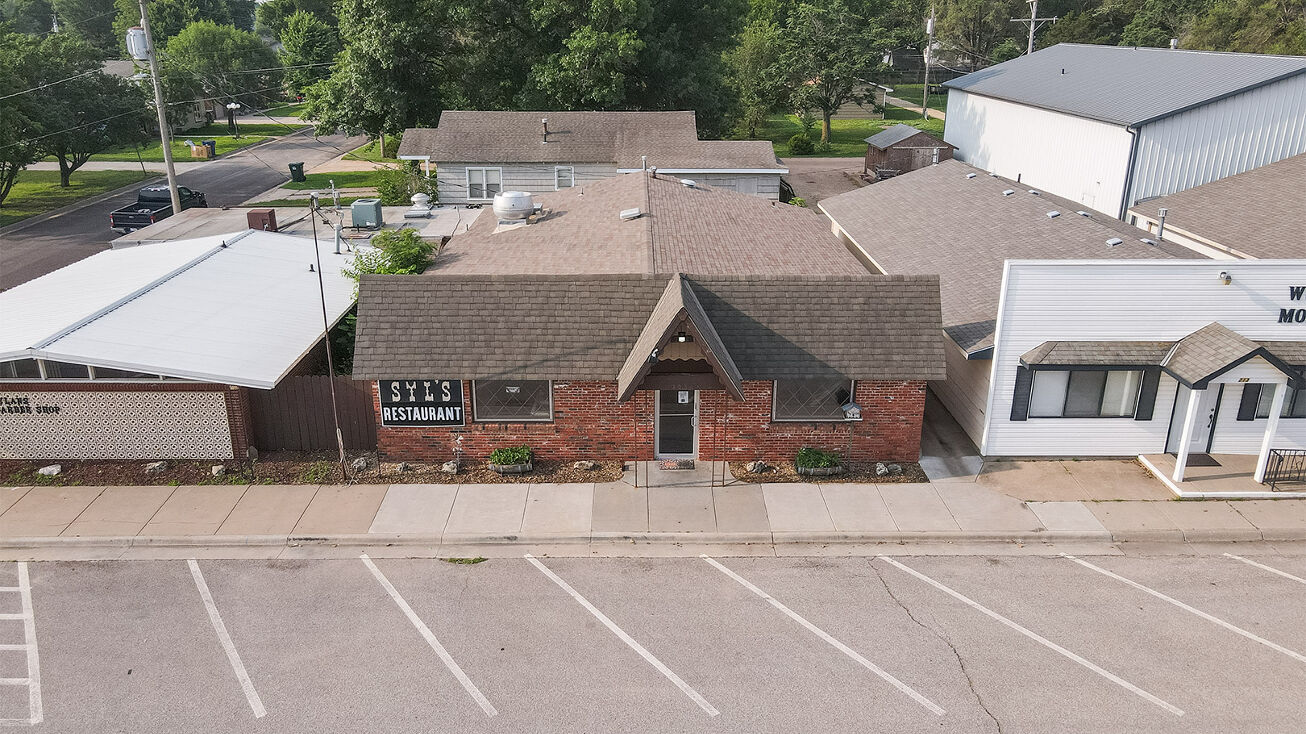 205 W Wichita Ave, Colwich, KS 67030