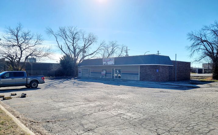 Pictures of Retail property located at 2319 Louisiana St, Lawrence, KS 66046 for comps - image #1