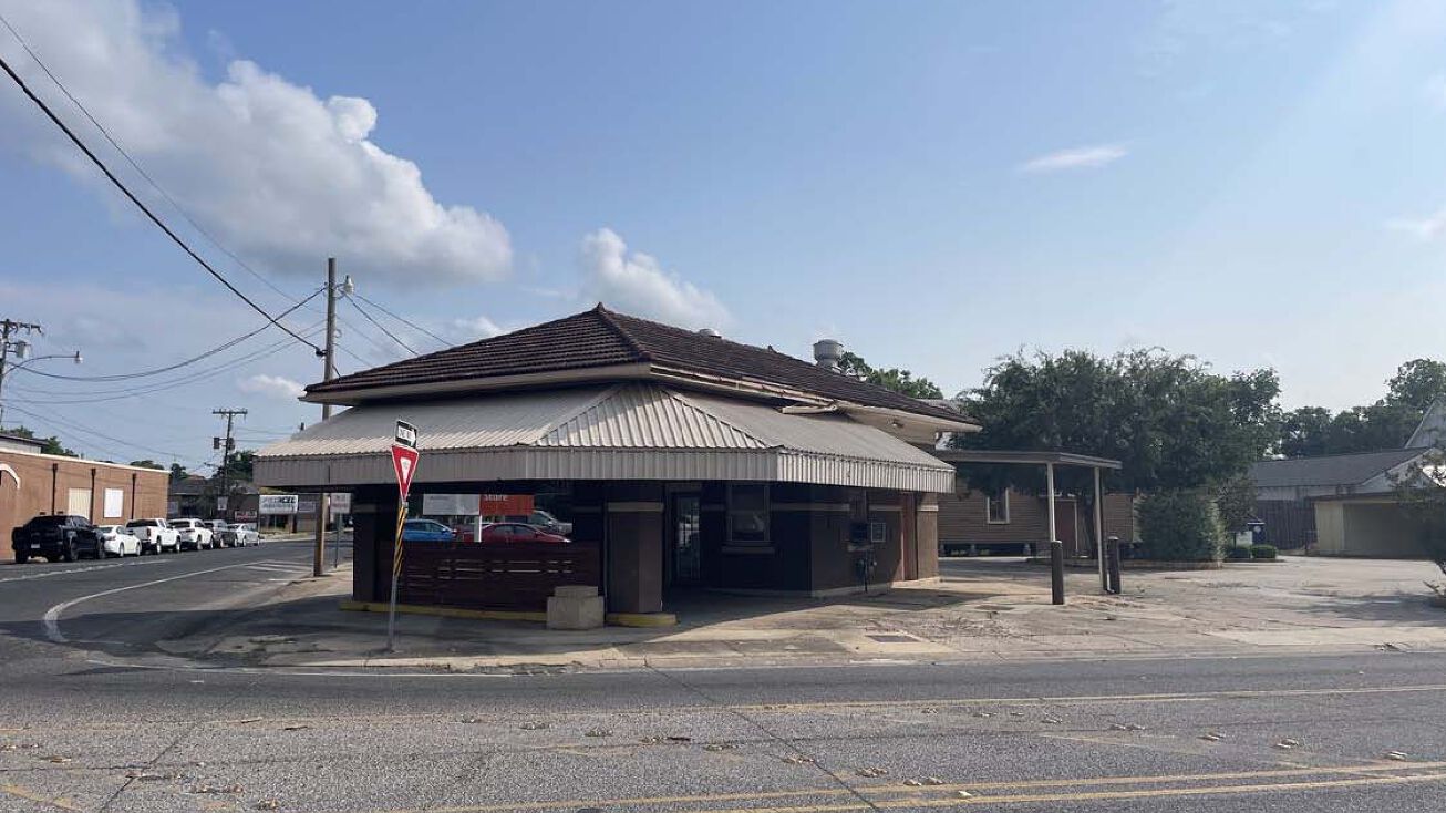 100 N St Charles St, Abbeville, LA 70510