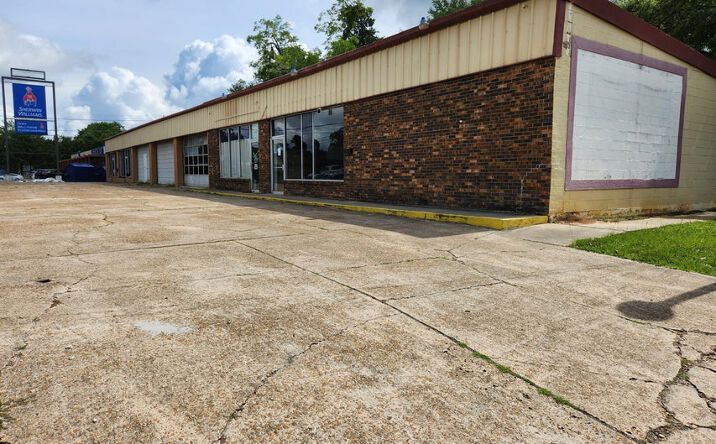 Pictures of Retail property located at 309 N 5th St, Leesville, LA 71446 for sales - image #1