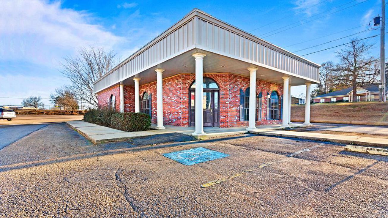 1251 S Main St, Poplarville, MS 39470