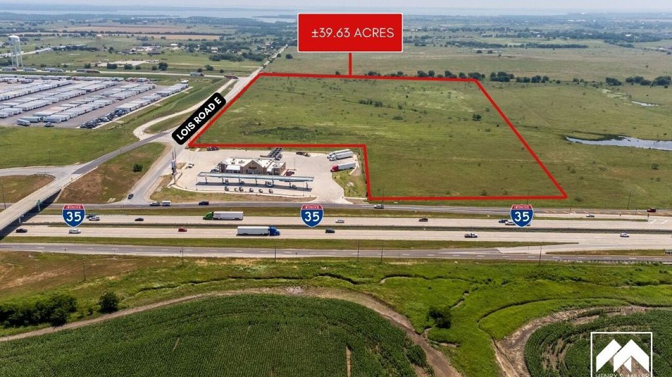 35 Lois Rd E, Sanger, TX 76266