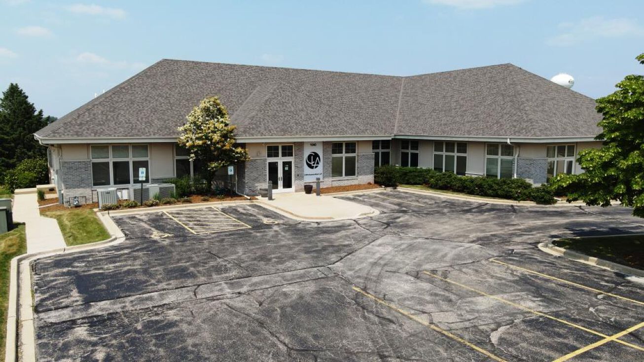 1040 Oconomowoc Pkwy, Oconomowoc, WI 53066