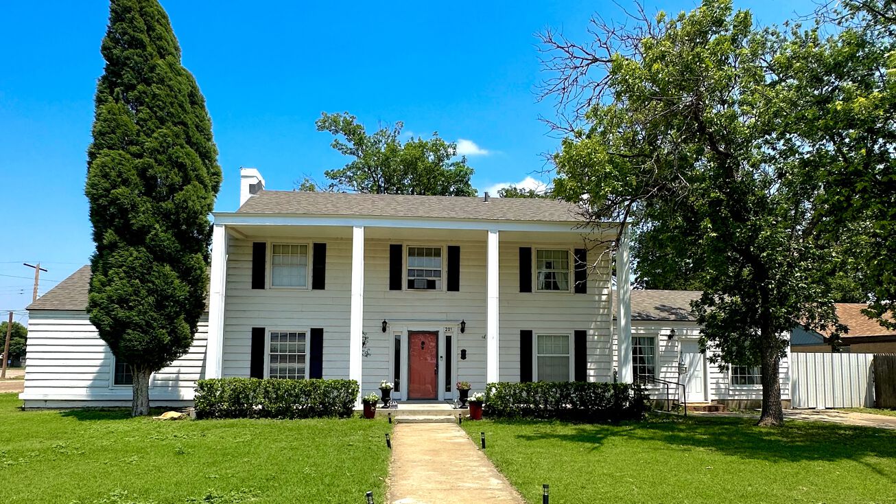 201 Binkley Ave, Dumas, TX 79029