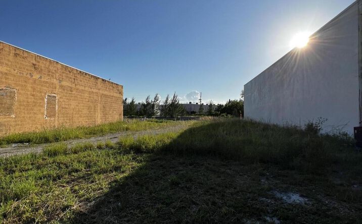 Pictures of Mixed Use property located at 2731 Pinewood Avenue, West Palm Beach, FL 33407 for sales - image #1