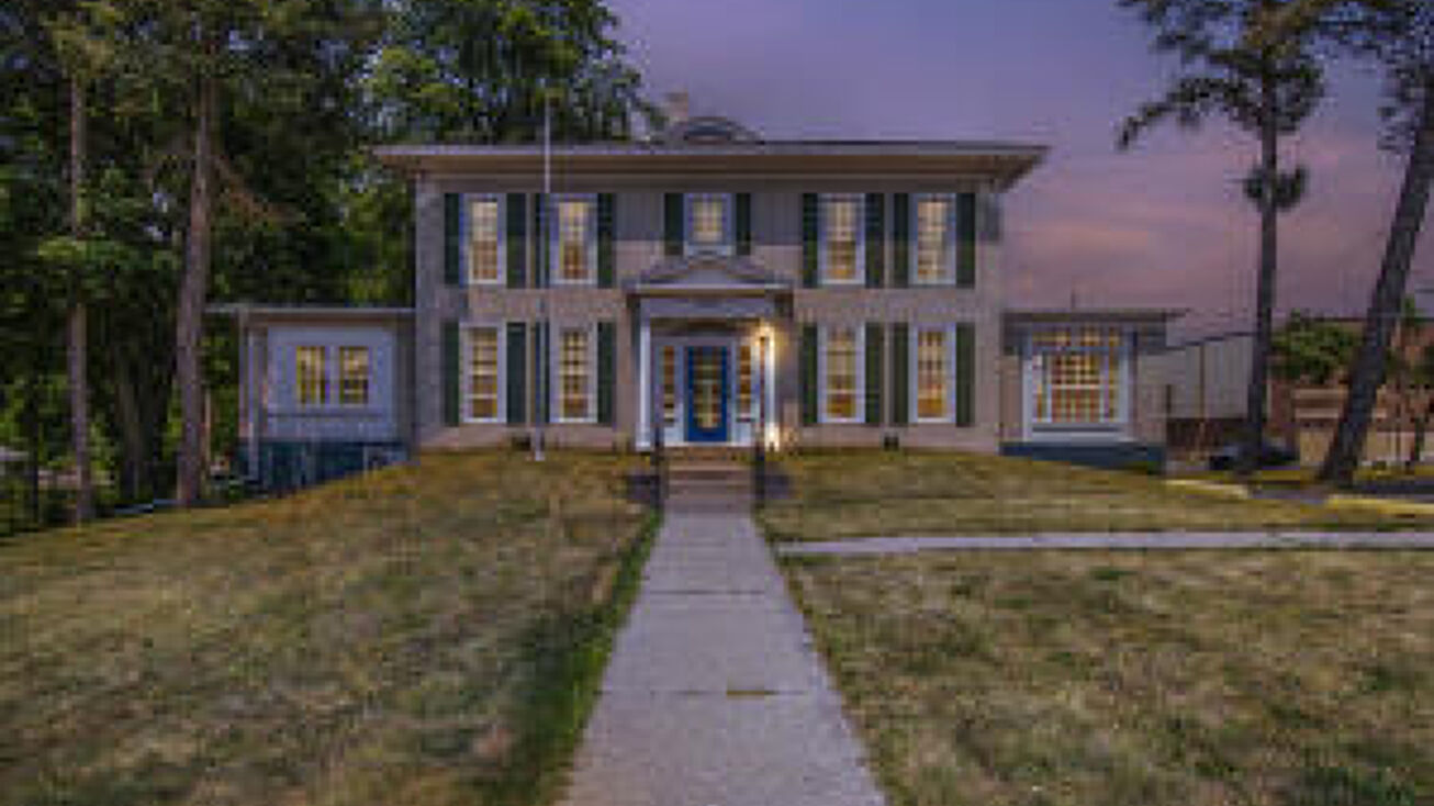 604 Wildwood Ave, Jackson, MI 49201