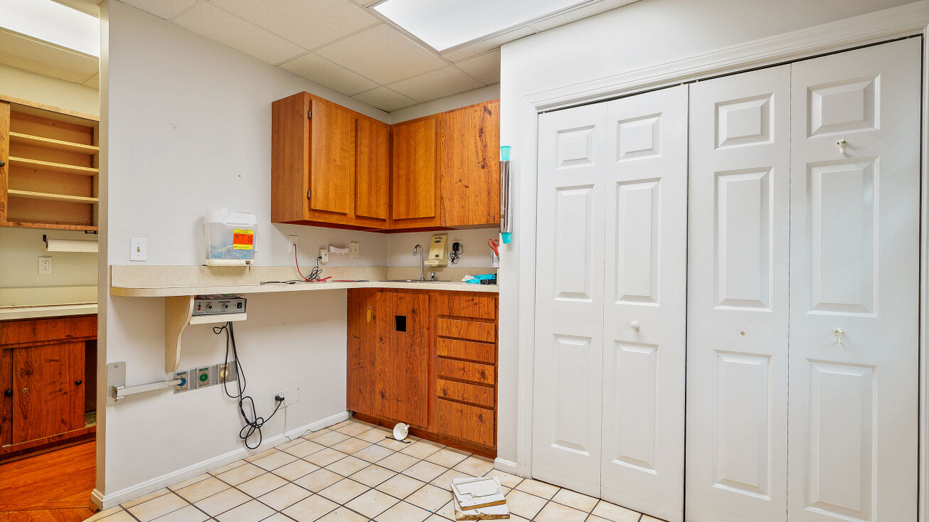 823 S King St, Leesburg, VA 20175