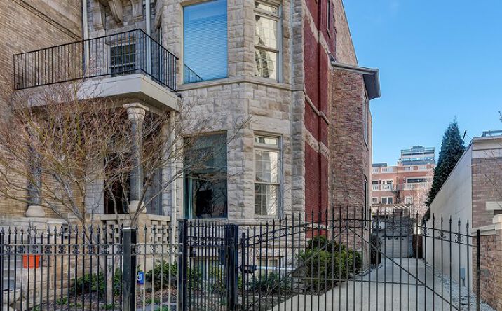 Pictures of Hospitality property located at 3473 N Clark St, Chicago, IL 60657 for sales - image #1