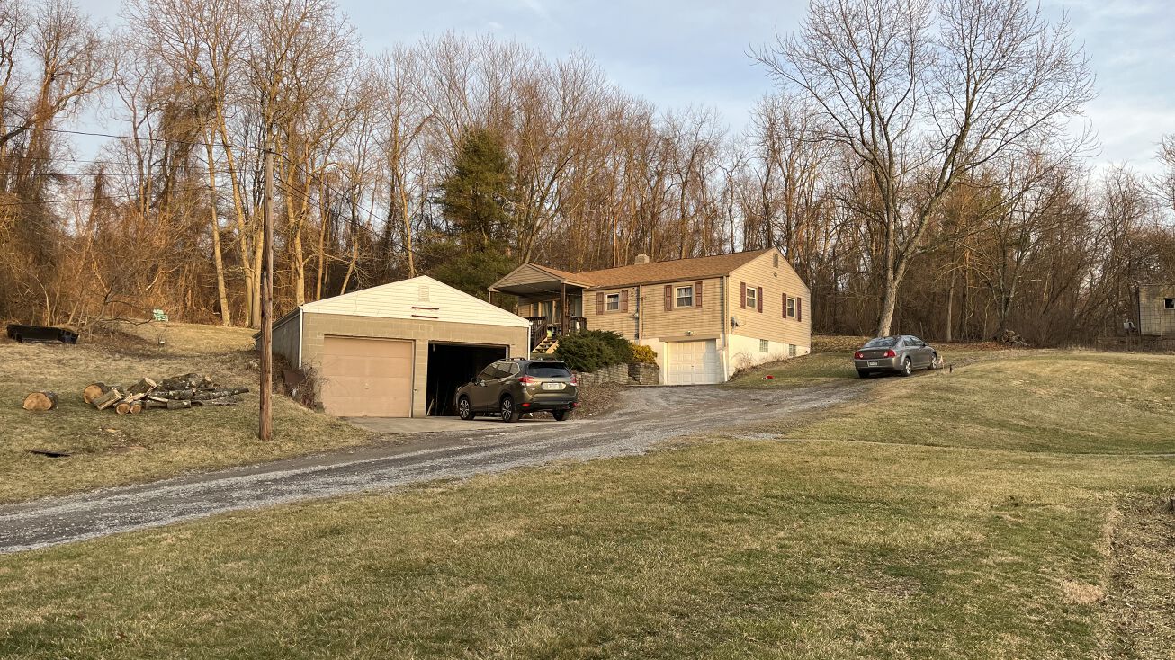 221 McCormick Rd, McKees Rocks, PA 15136