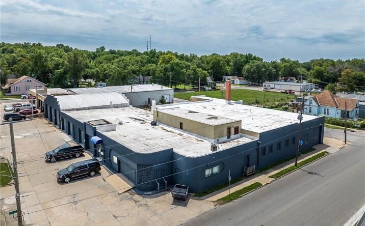 Pictures of Industrial, Retail, Office, Self Storage property located at 904 S 22nd Street, St Joseph, MO 64507 for sales - image #1