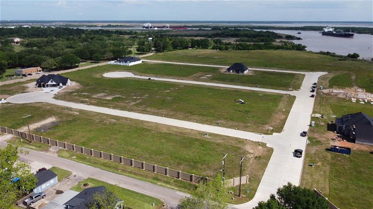 1465 Augustine Ave, Port Neches, TX 77651