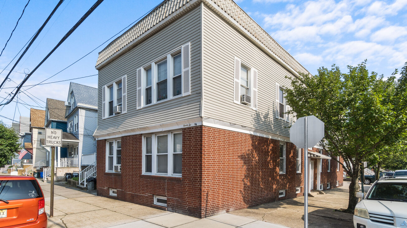 96 W 3rd St, Bayonne, NJ 07002