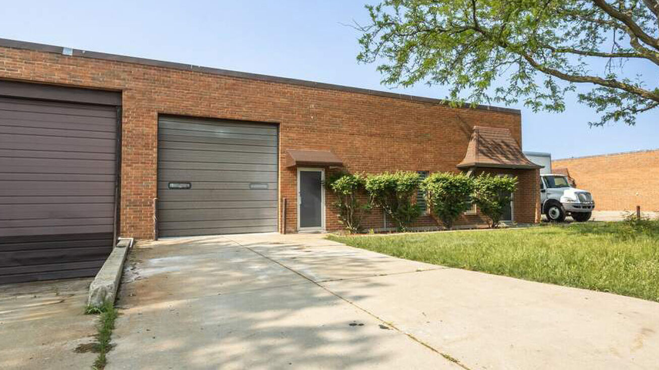 881 Fairway Dr, Bensenville, IL 60106