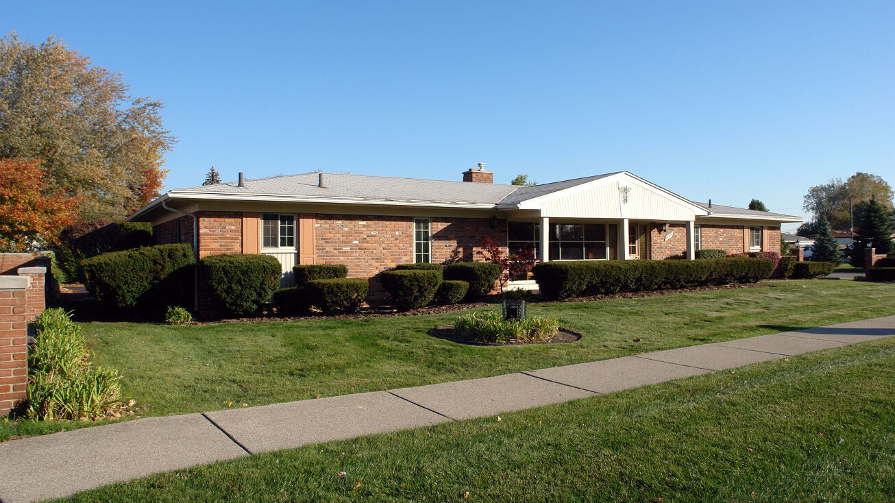 15275 13 Mile Rd, Fraser, MI 48026