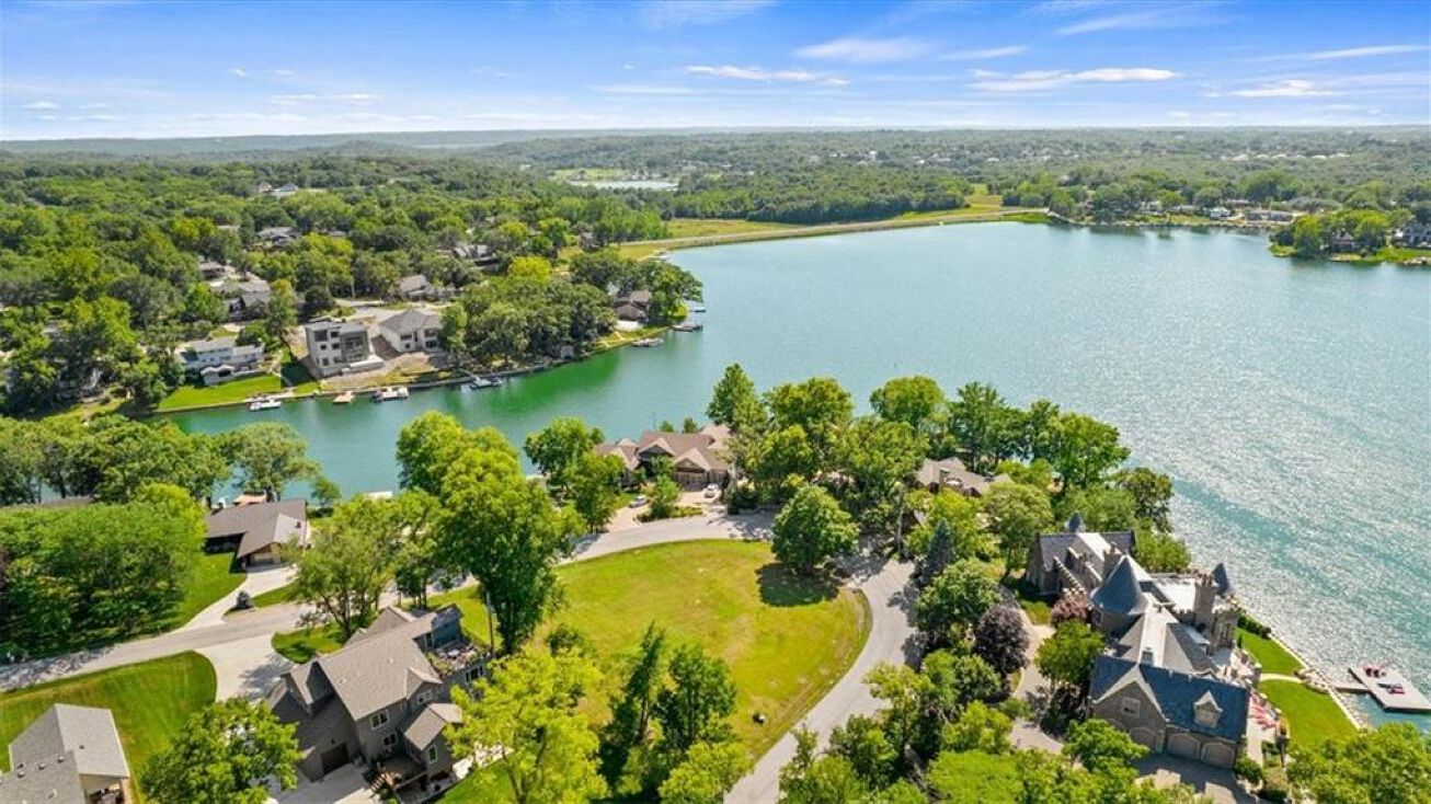 10006 NW 75th Street, Weatherby Lake, MO 64152