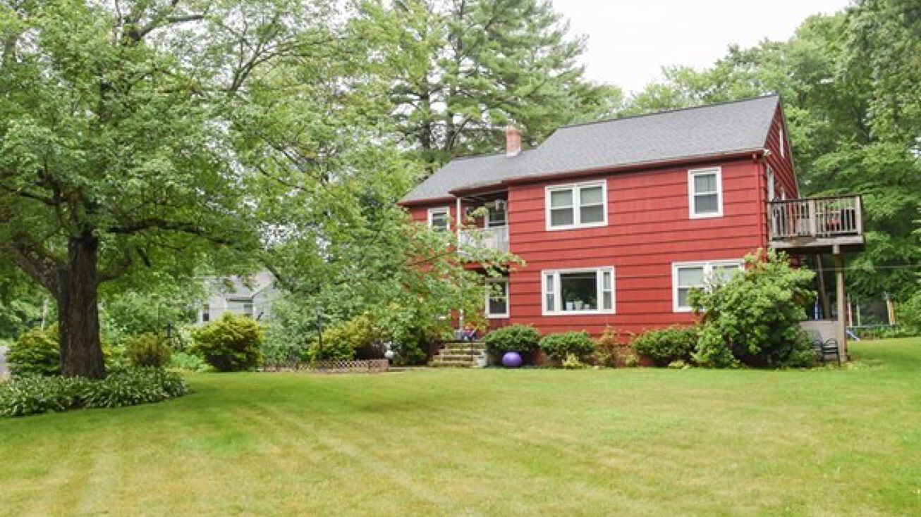 19 Marywood St, Uxbridge, MA 01569