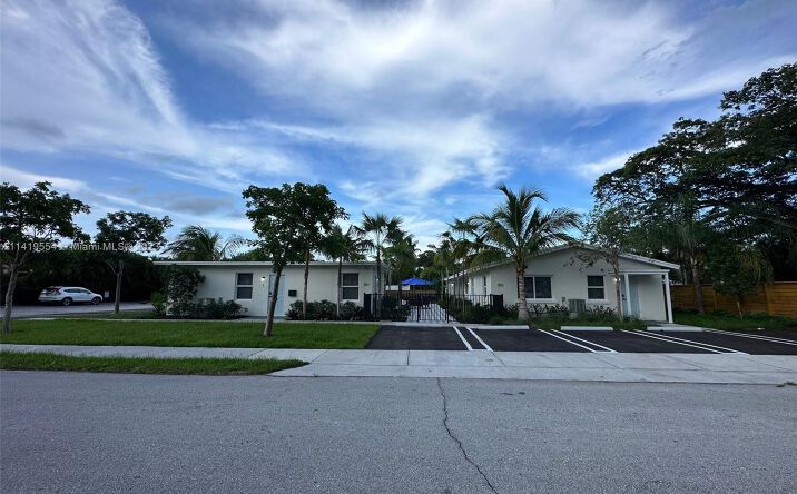 Pictures of Multifamily property located at 351 NE 7th Ave, Delray Beach, FL 33483 for sales - image #1
