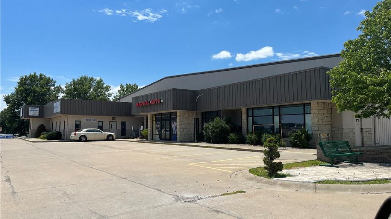 1500 US 169 Highway, Smithville, MO 64089