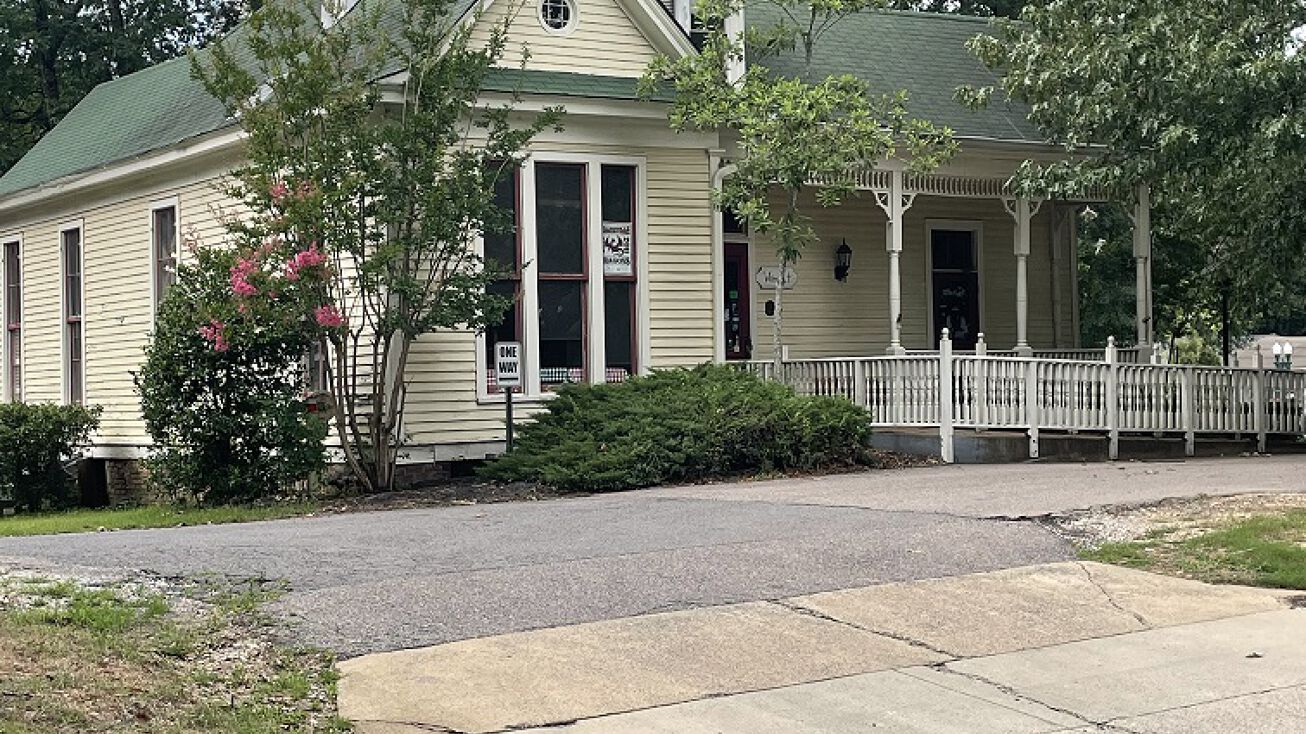 215 S Center St, Collierville, TN 38017