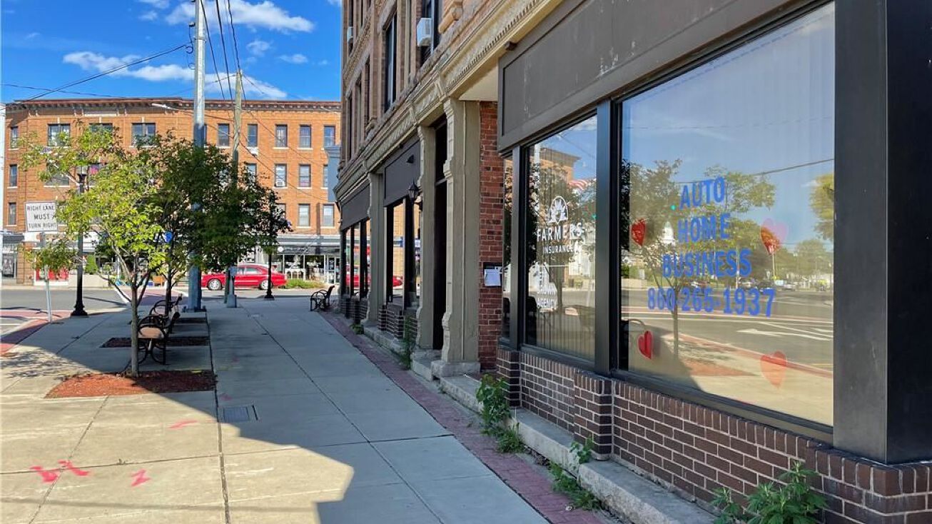 10 W Main St, Plainville, CT 06062