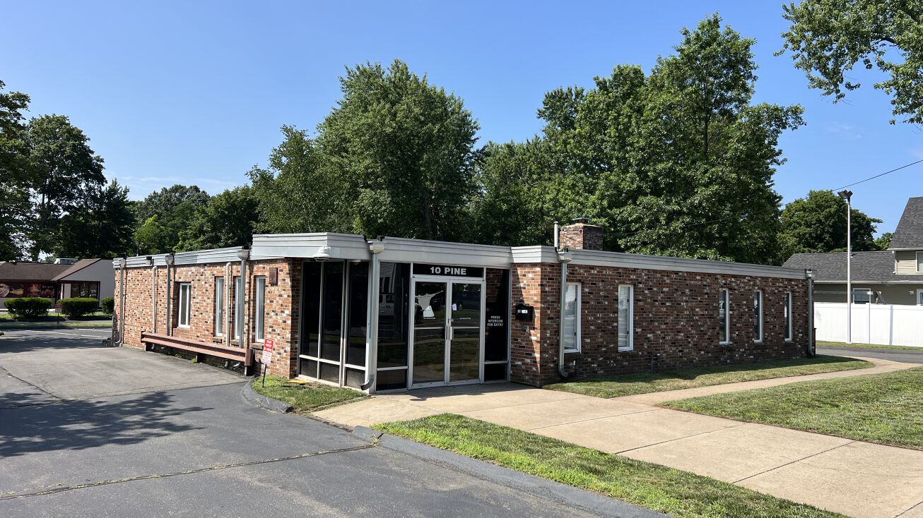 10 Pine St, Plainville, CT 06062