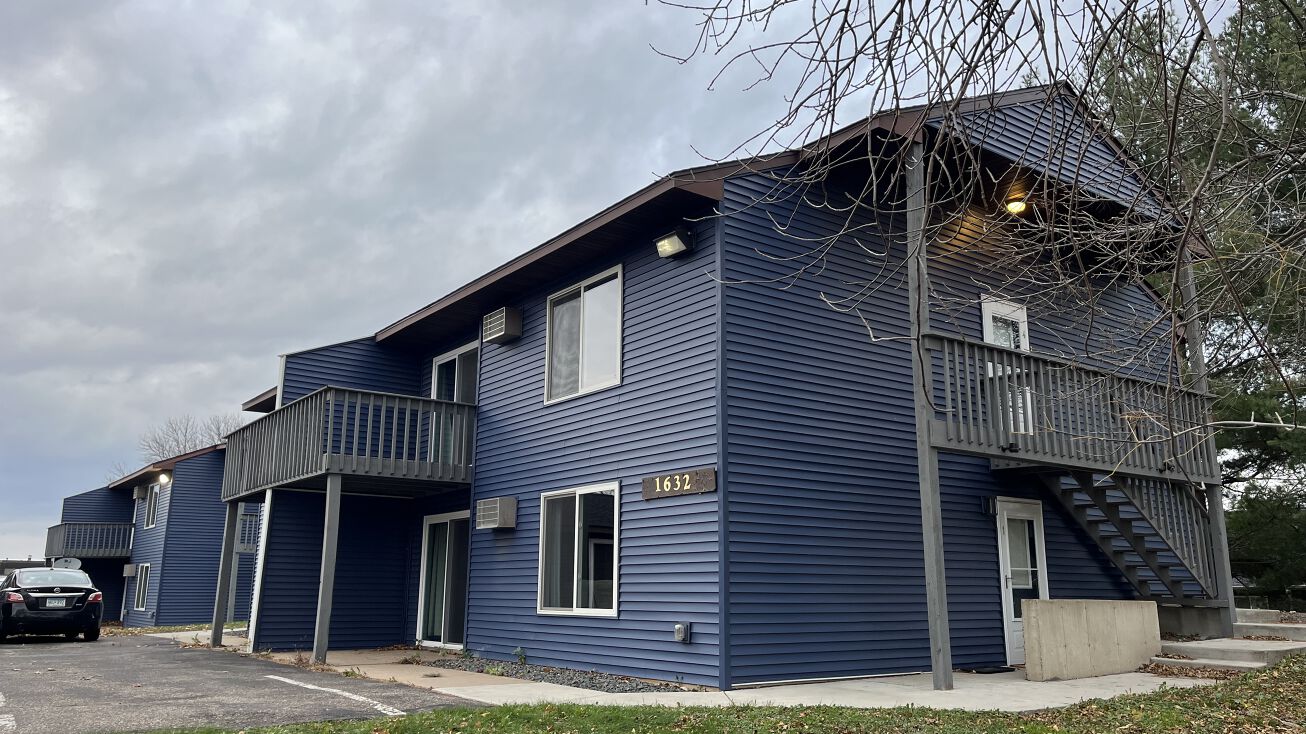 1632 Pinewood Ln, Hudson, WI 54016